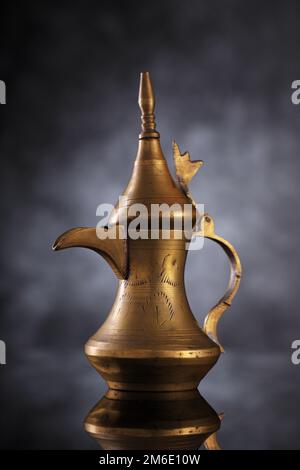 Culture du Moyen-Orient Dallah - la marmite de café/thé arabe utilisée dans les temps anciens Banque D'Images