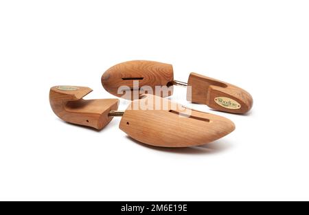 Un arbre de chaussures fait de cèdre de la compagnie Woodlore isolé sur un blanc Banque D'Images