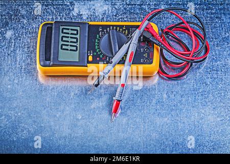 Cordons de test de testeur électrique numérique sur fond métallique. Banque D'Images