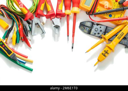 outils électriques pinces pinces pince à dénuder testeur multitesteur fils de tournevis isolés sur blanc Banque D'Images