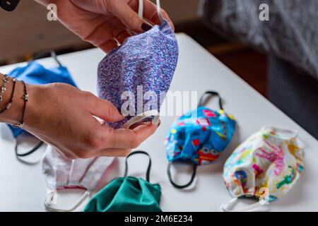 Masques maison modernes utilisés pour protéger du coronavirus. Covid 19. Banque D'Images