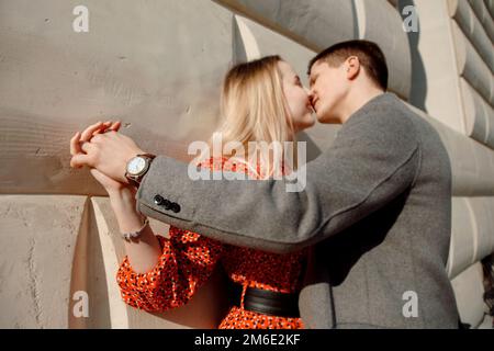 Concept de relations d'amour homme et femme. Un couple charmant se promenant dans la grande ville, embrassant, embrassant et appréciant les uns les autres. Banque D'Images