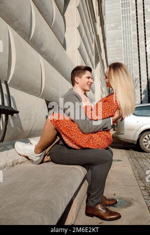 Concept de relations d'amour homme et femme. Un couple charmant se promenant dans la grande ville, embrassant, embrassant et appréciant les uns les autres. Banque D'Images