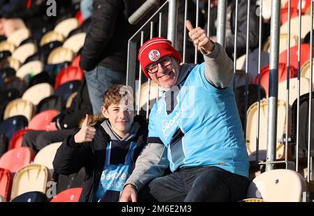 Les supporters de Crawley Town ont assisté à Rodney Parade lors du match de la Ligue EFL deux entre Newport County et Crawley Town à Rodney Parade. 2nd janvier 2023 Banque D'Images