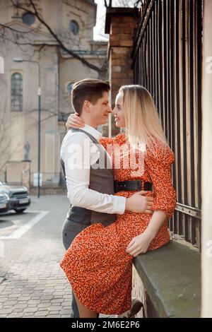 Concept de relations d'amour homme et femme. Un couple charmant se promenant dans la grande ville, embrassant, embrassant et appréciant les uns les autres. Banque D'Images