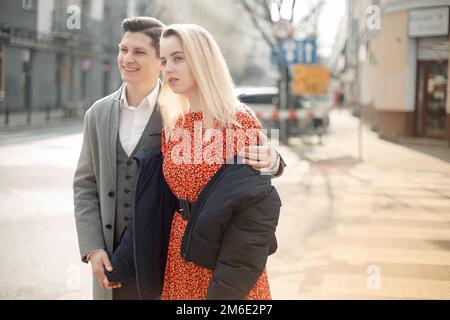 Concept de relations d'amour homme et femme. Un couple charmant se promenant dans la grande ville, embrassant, embrassant et appréciant les uns les autres. Banque D'Images