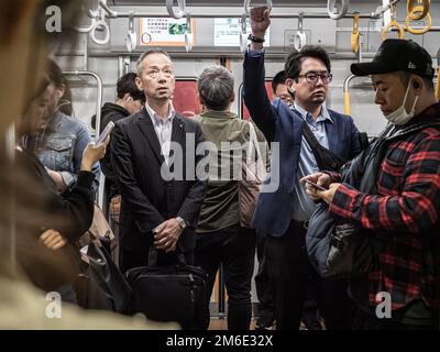 Tokyo, Japon - 10 11 19: Les gens qui attendent de se rendre à Tokyo en train Banque D'Images