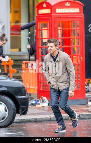 LONDRES, Royaume-Uni - AVRIL 29 2014 : Jeremy Renner est repéré filmant Mission impossible dans le centre de Londres Banque D'Images