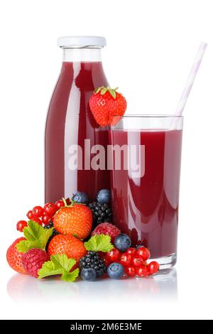 Jus de fruit smoothie de baies sauvages verre et bouteille isolé sur blanc Banque D'Images