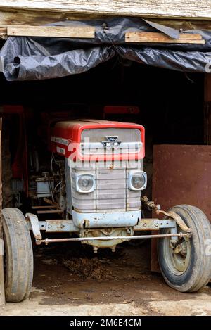 Vieux tracteur de marque Massey Ferguson conservé dans le hangar d'une maison de Puebo de Prats à Canillo, Andorre. Banque D'Images