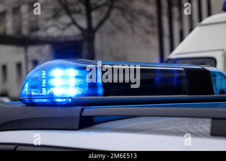 Signal lumineux bleu d'une voiture de police allemande Banque D'Images