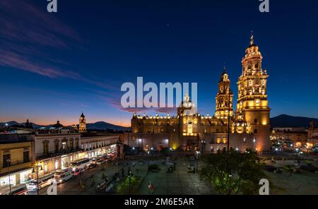 Vue sur le coucher du soleil sur la cathédrale de Morelia, Michoacan, Mexique. Banque D'Images