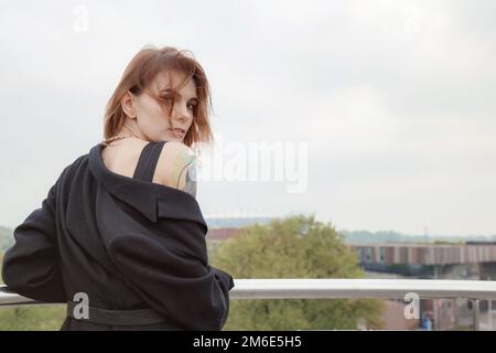 Fille sur le balcon de la bibliothèque de l'Université de Varsovie. Panorama du pont d'ÅšwiÄ tokrzyski. Centre scientifique de Copernicus à Varsovie. P Banque D'Images