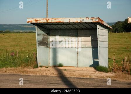Arrêt de bus sur une route de campagne Banque D'Images