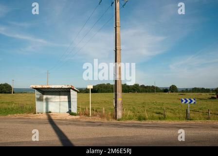 Arrêt de bus sur une route de campagne Banque D'Images