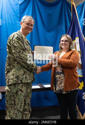 SILVERDALE, Washington (26 avril 2022) – États-Unis Le capitaine de la Marine Robert Figgs (à gauche), commandant, Trident Reit Facility, Bangor (TRFB), décerne Rachael E. Timmerman (à droite), chef d'atelier 31P, un certificat de réalisation pour l'achèvement du programme de développement du leadership de TRFB. Le programme de perfectionnement en leadership de TRFB offre une formation complète englobant les fonctions d'entretien de la flotte pour les leaders actuels et futurs au commandement. Banque D'Images