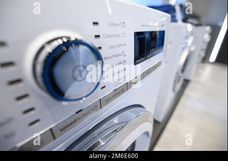 Gros plan sur un bandeau de commande de lave-linge moderne Banque D'Images