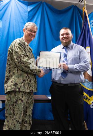 SILVERDALE, Washington (26 avril 2022) – États-Unis Le capitaine de la Marine Robert Figgs (à gauche), commandant, Trident Reit Facility, Bangor (TRFB), décerne Eon L. Cartertripp (à droite), chef de travail de l'atelier 38B, un certificat de réalisation pour l'achèvement du programme de développement du leadership de TRFB. Le programme de perfectionnement en leadership de TRFB offre une formation complète englobant les fonctions d'entretien de la flotte pour les leaders actuels et futurs au commandement. Banque D'Images