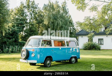 Véhicule rétro Blue Classic Volkswagen transporter T2 (Type 2) stationné près du hangar. Fourgonnette Classic Blue Volkswagen avec lumière du soleil Banque D'Images