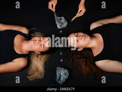 femme et guérison énergétique devant un fond noir Banque D'Images