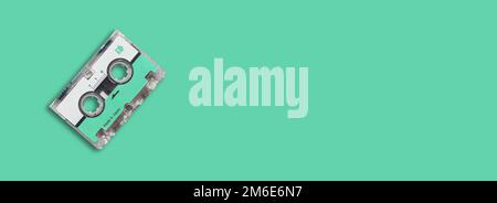 Cassette mini sur fond coloré. Banque D'Images