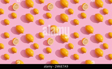 Motif continu sans couture de citrons jaunes sur fond rose. Concept minimaliste d'agrumes frais Banque D'Images