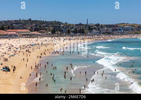 Été 2023, Bondi Beach Sydney sur un ciel bleu clair jour d'été, plage pleine et bondée avec les gens de bains de soleil et de natation, Sydney, NSW, Australie Banque D'Images