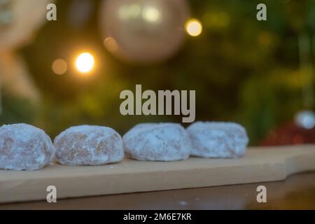 Petits pains sucrés devant un arbre de Noël décoré. Biscuit traditionnel de Noël grec. Banque D'Images