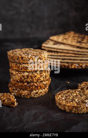 Cacahuètes au caramel cassant à base de graines de tournesol et de sésame et biscuits de fitness avec graines de lin Banque D'Images