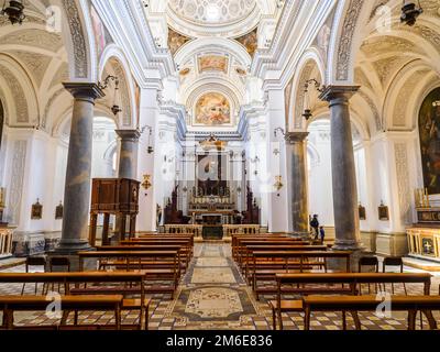 Nef centrale dans l'église de San Martino (Chiesa di San Martino) (XIV-XIX siècle) dans la ville médiévale d'Erice - Sicile, Italie Banque D'Images