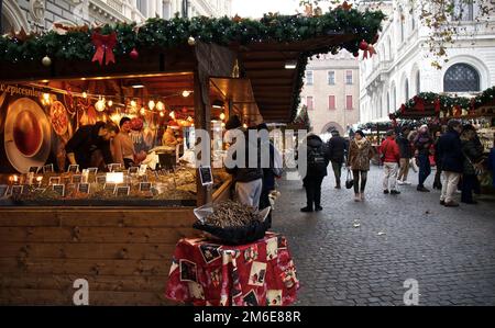 Marché français de Noël (Mercatino Francese di Natale) à Bologne, Piazza Minghetti. Italie. Banque D'Images