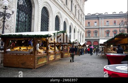 Marché français de Noël (Mercatino Francese di Natale) à Bologne, Piazza Minghetti. Italie. Banque D'Images