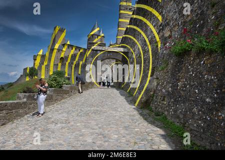 La ville française de Carcassonne couvrait les murs de la cité médiévale avec des cercles de jaune pour Ma Banque D'Images