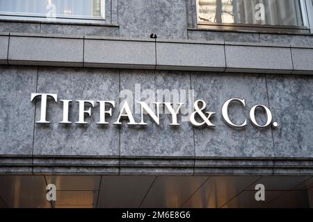 Tokyo, Japon. 3rd janvier 2023. Un magasin phare de bijoux de luxe Tiffany & Co. Situé à Marunouchi. Tiffany & Co. A été fondée en 1837 par le bijoutier Charles Lewis Tiffany et popularisée par son fils à New York. En 2021, la multinationale française LVMH MoÃ«t Hennessy Louis Vuitton a acquis la société pour $15,8 milliards et a privé la société de la Bourse de New York. La société est dirigée par le PDG Anthony Ledru et LVMH est dirigée par le milliardaire Bernard Arnault.Ginza est un quartier commerçant haut de gamme populaire connu pour sa sélection de magasins de détail de luxe et de richesse de la Cinquième Avenue. C'est le cas Banque D'Images