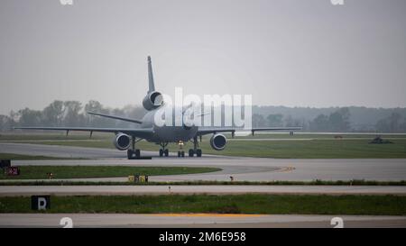 Le premier prolongateur KC-10 jamais produit arrive à la base aérienne de Douvres, Delaware, 26 avril 2022. L'avion a officiellement pris sa retraite à la suite d'une brève cérémonie et fera partie du musée du Commandement de la mobilité aérienne. Banque D'Images