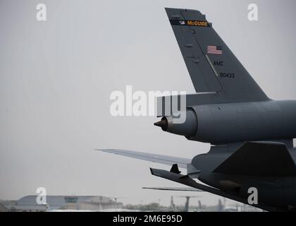 Le premier prolongateur KC-10 jamais produit arrive à la base aérienne de Douvres, Delaware, 26 avril 2022. Le KC-10 a été stationné à la base commune McGuire-dix-Lakehurst, dans le New Jersey, avant d'être retiré au musée du Commandement de la mobilité aérienne. Banque D'Images