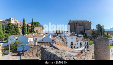 Ronda Malaga Espagne - 09 16 2021: À l'intérieur de la forteresse musulmane vue sur Ronda, village typique à l'intérieur et vue latérale façade à l'Iglesia del Espíritu Santo, Banque D'Images