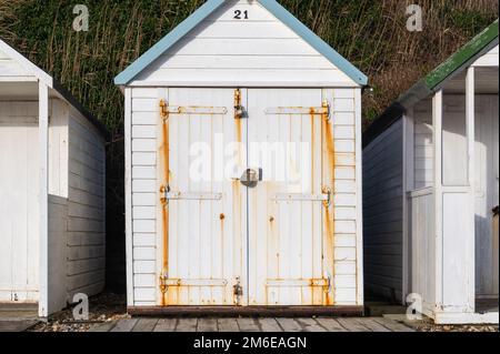 Une hutte de plage en bois blanc à Bexhill-on-Sea par une journée ensoleillée Banque D'Images