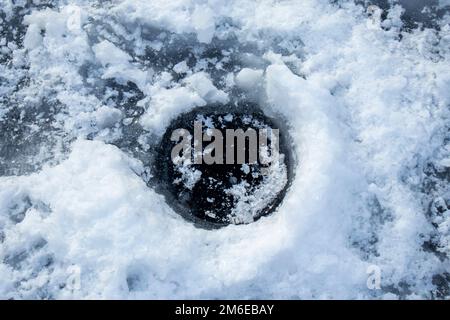 un trou dans la glace. pêche d'hiver Banque D'Images