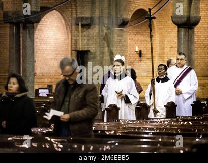 ROTTERDAM - 04/11/2023, Un service commémoratif pour le Pape émérite Benoît XVI dans les Laurentides et la Cathédrale Elisabeth. Benoît est décédé à l'âge de 95 ans. Il a été pape de 2005 à 2013 et a démissionné pour des raisons de santé. ANP REMKO DE WAAL pays-bas hors - belgique hors Banque D'Images