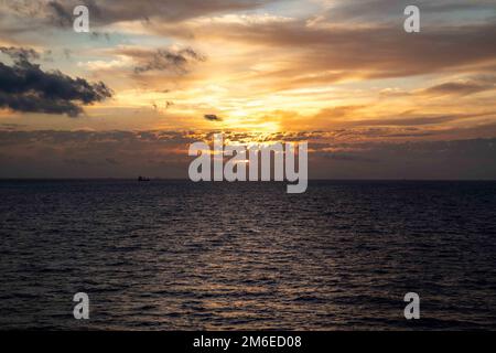 220426-N-PC065-1008 DÉTROIT DE GIBRALTAR (26 avril 2022) – des navires marchands apparaissent à l’horizon alors que le navire amphibie de transport de classe San Antonio USS Arlington (LPD 24), hors vue, effectue un transit dans le détroit de Gibraltar, le 26 avril 2022. Arlington, affecté au Kearsarge Amphibious Ready Group, est en déploiement prévu sous le commandement et le contrôle de la Task Force 61/2 tout en opérant dans la 6e flotte américaine à l'appui des intérêts américains, alliés et partenaires en Europe et en Afrique. 22 dMEU,KSGARGMEU,KearsargeARG,LPD 24, Banque D'Images