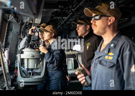 220426-N-PC065-1034 DÉTROIT DE GIBRALTAR (26 avril 2022) – des marins affectés au navire de transport amphibie de classe San Antonio USS Arlington (LPD 24) balayent l’horizon des navires marchands de la maison pilote d’Arlington pendant un transit du détroit de Gibraltar, à 26 avril 2022. Arlington, affecté au Kearsarge Amphiobie Ready Group, est sur un déploiement prévu sous le commandement et le contrôle de la Task Force 61/2 tout en opérant aux États-Unis 6th Fleet pour soutenir les intérêts américains, alliés et partenaires en Europe et en Afrique. Banque D'Images