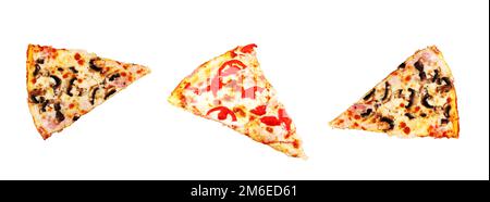 Pizza au pepperoni traditionnelle sur fond blanc. Le pepperoni est une variété américaine de salami, faite à partir d'un mélange de porc a fumé Banque D'Images