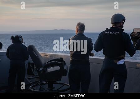 Le capitaine Eric Kellum, commandant du quai de transport amphibie de classe San Antonio, USS Arlington (LPD 24), surveille un transit à travers le détroit de Gibraltar, le 26 avril 2022. Le Kearsarge Amphibious Ready Group et la 22e Marine Expeditionary Unit sont sur un déploiement prévu sous le commandement et le contrôle de la Task Force 61/2 tout en opérant dans la 6e flotte américaine à l'appui des intérêts américains, alliés et partenaires en Europe et en Afrique. 22MEU, Méditerranée, STROG, USMC, USMCNews, USS Arlington, Banque D'Images