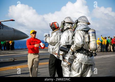 MER DES PHILIPPINES (26 avril 2022) le chef de l’aviation le compagnon de bateau (manutention) Tenzin Sandop, de Lhassa, au Tibet, instruit les marins lors d’exercices de plate-forme de vol à bord du porte-avions USS Abraham Lincoln de la classe Nimitz (CVN 72). Abraham Lincoln Strike Group est en cours de déploiement prévu dans la zone d'exploitation de la flotte américaine 7th afin d'améliorer l'interopérabilité par le biais d'alliances et de partenariats tout en servant de force de réaction prête à l'emploi pour soutenir une région libre et ouverte d'Indo-Pacifique. Banque D'Images