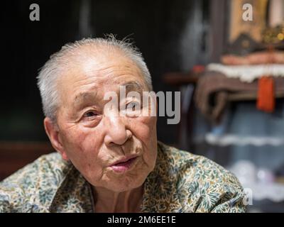 Un vieil homme qui parle à quelqu'un hors de la caméra Banque D'Images