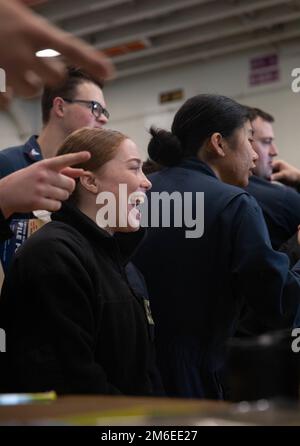 220426-N-OG067-1197 NORFOLK, VIRGINIE. (26 avril 2022) - Spécialiste du renseignement 2nd classe Ashlynn Allen, affecté au navire d'assaut amphibie USS Bataan (LHD 5), participe à un événement de distribution d'approvisionnement dans la baie hangar, 26 avril 2022. Bataan est en cours dans la zone d'exploitation de la flotte de 2nd. Bataan est à la base navale de Norfolk. Banque D'Images