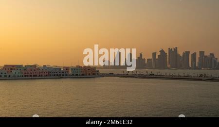 Mina District Corniche (à gauche) et bâtiments sur le front de mer à Doha, Qatar, y compris la Tour Tornado, également appelée la Tour QIPCO, le Burj Doha Banque D'Images