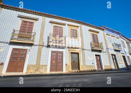 Une vue sur la maison portugaise typique, l'architecture d'appartement, avec des dessins de carreaux bleus Azulejo sur la façade. À Tavira, Algarve, Portugal, Europe. Banque D'Images