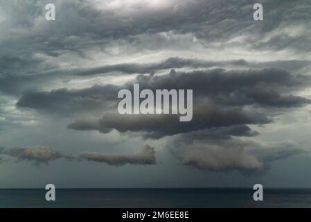 Les nuages s'amassent au-dessus de la mer avant un orage près de la côte en Crimée . Banque D'Images